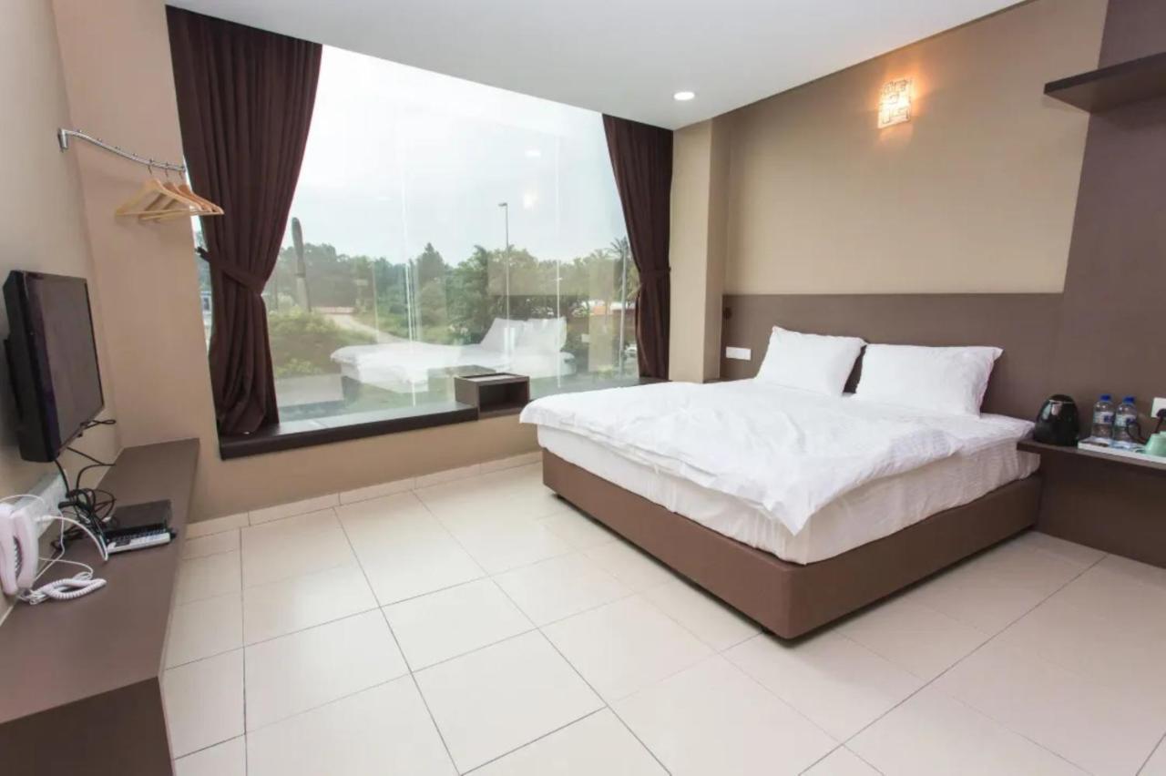 Tropika Garden Hotel Johor Bahru Buitenkant foto